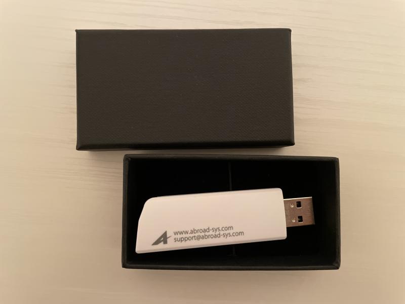 実際に購入した情報商材です。USB形式でパソコンに挿入して使う物です。